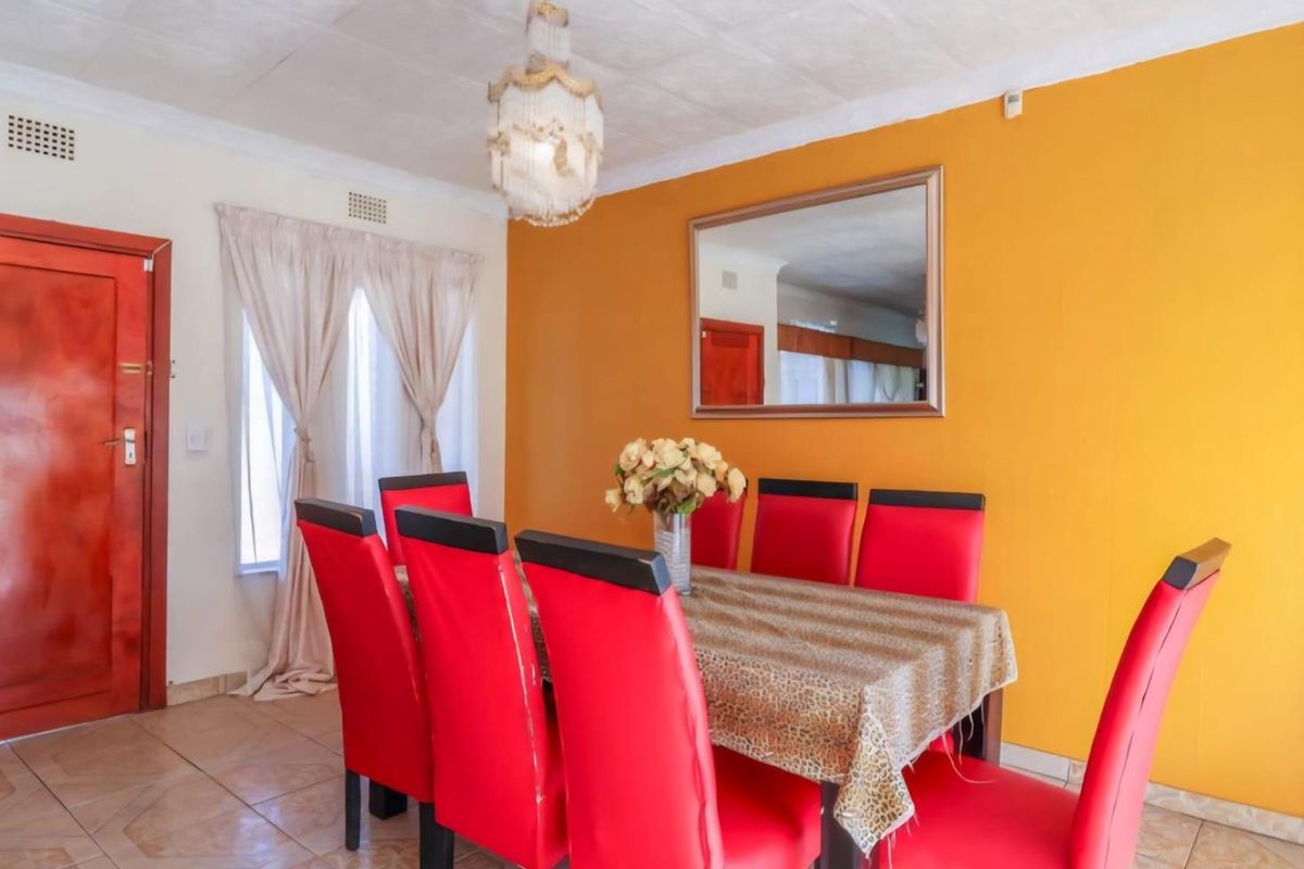 Your perfect family Home  with study, work from home, large back garden and storage, Awaits! - Photo 2