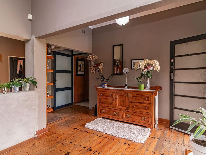 Charming Home: Classic Elegance Meets Modern Comfort! - Photo 5