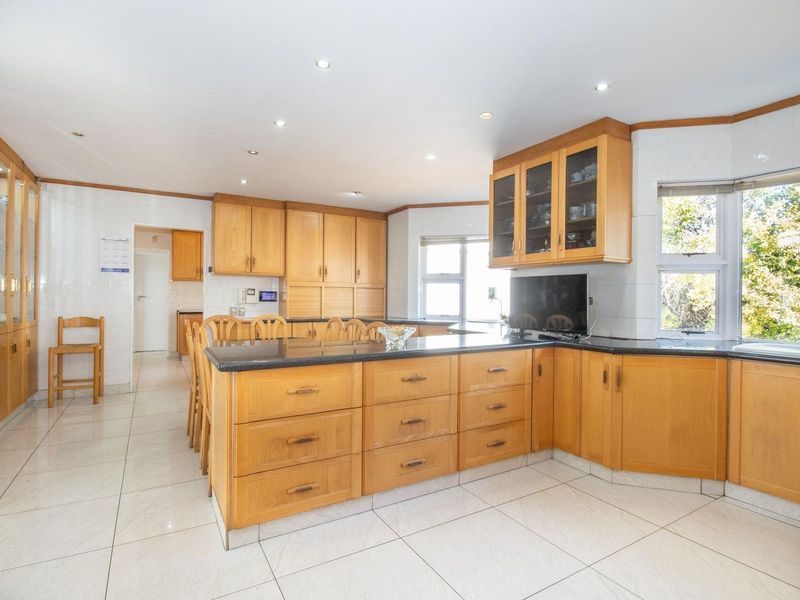 A winner with space and style – the size will surprise. - Photo 9