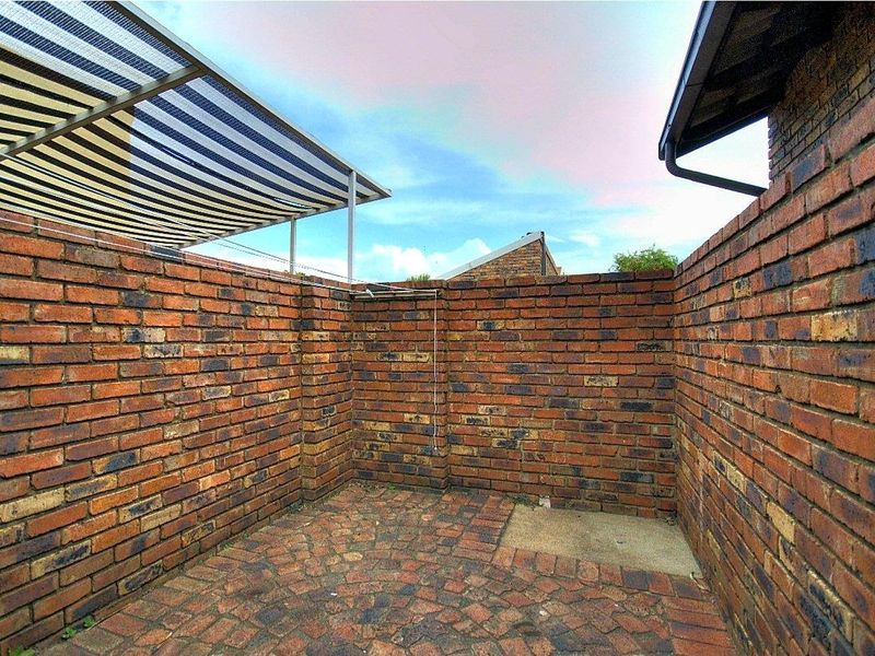 2 bed 2 bath pet friendly simplex!! - Photo 6