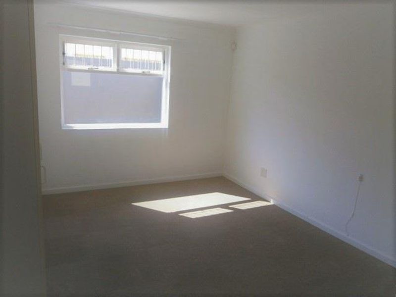 Adorable, spacious Living - Photo 6