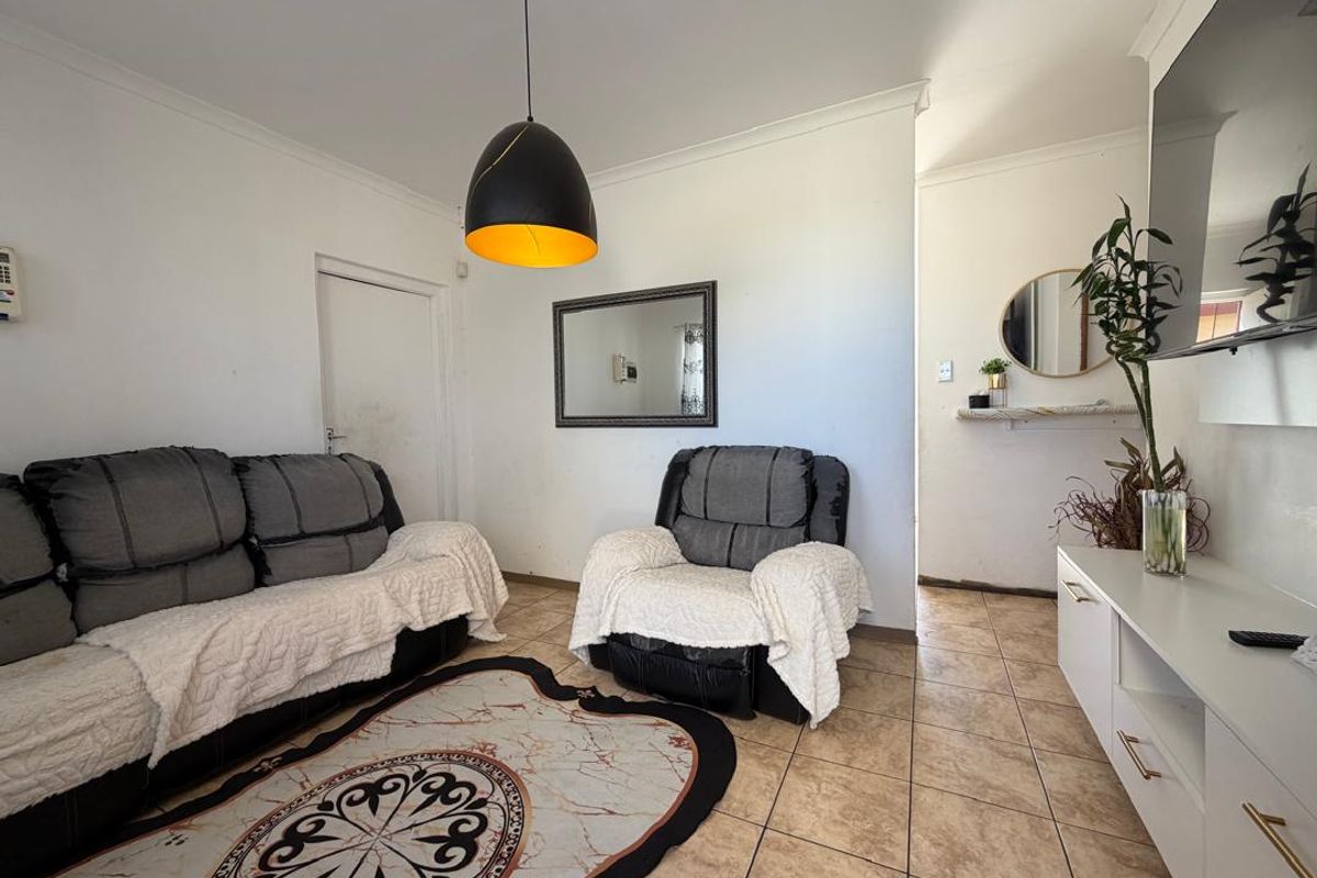 FOR SALE: CHARMING 2-BEDROOM UNIT WITH LOW LEVIES & MODERN COMFORT, MONDESA,NAMIBIA - Photo 3