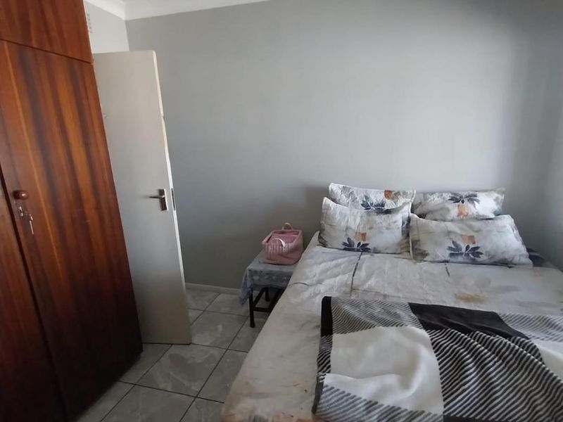 Dual Living: Main House + Self-Contained 2-Bed Flatlet - Photo 5