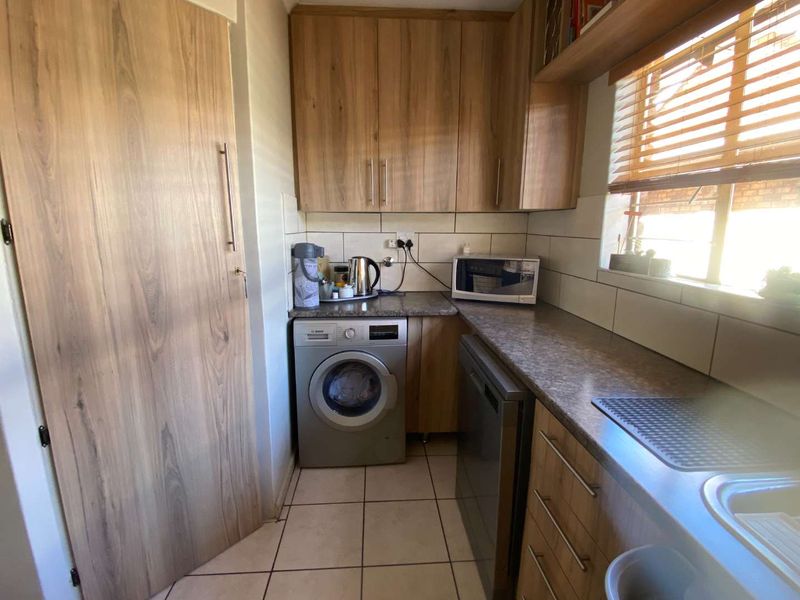 2 Bedroom Townhouse for Sale in Pierre Van Ryneveld. - Photo 8