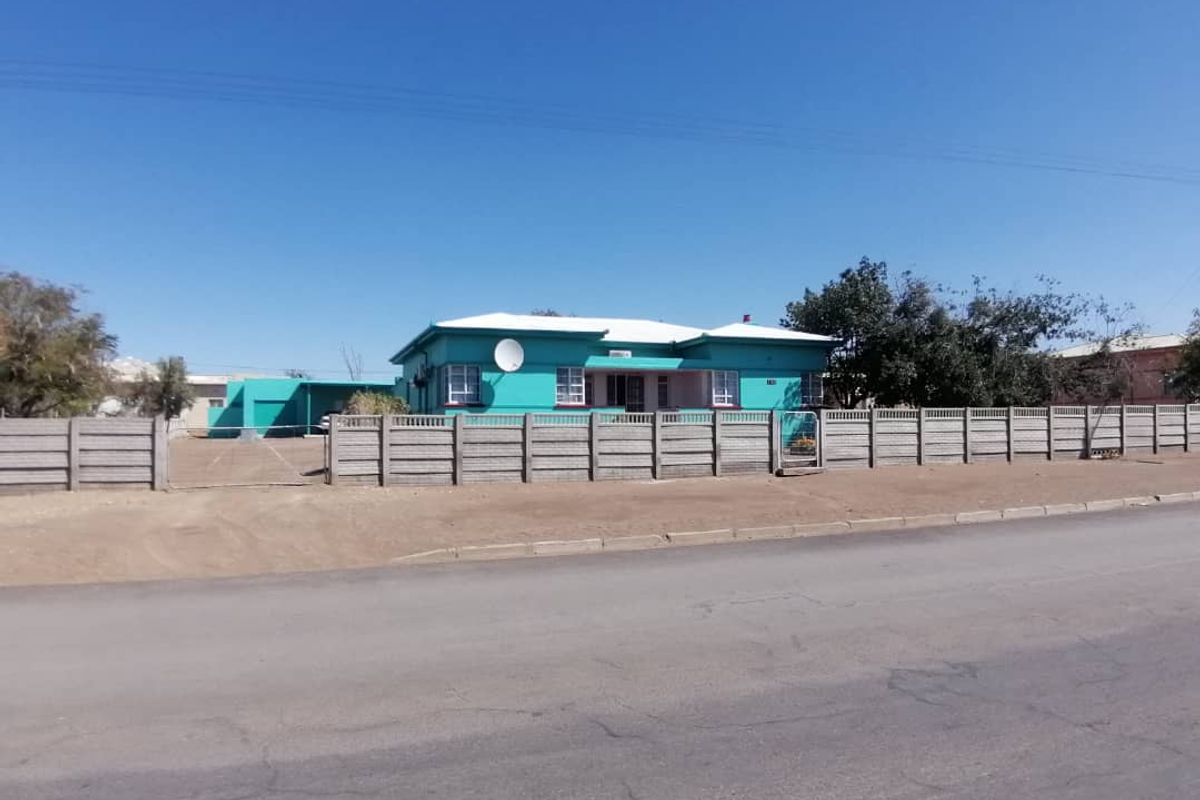 BEAUTIFUL HOUSE WITH FLATLET FOR SALE IN KEETMANSHOOP - NAMIBIA - Photo 3