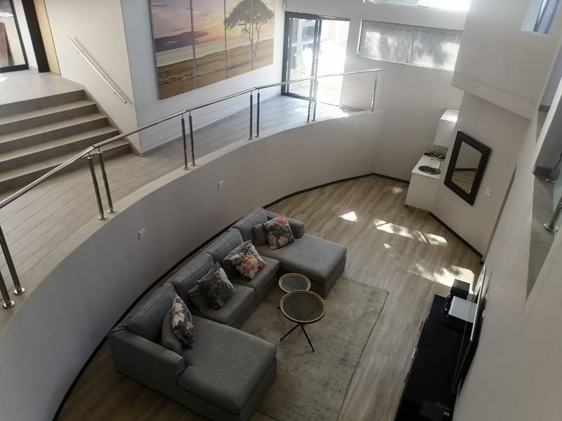 Modern Hillside Luxury with Panoramic Views in Erospark, Windhoek - Photo 5