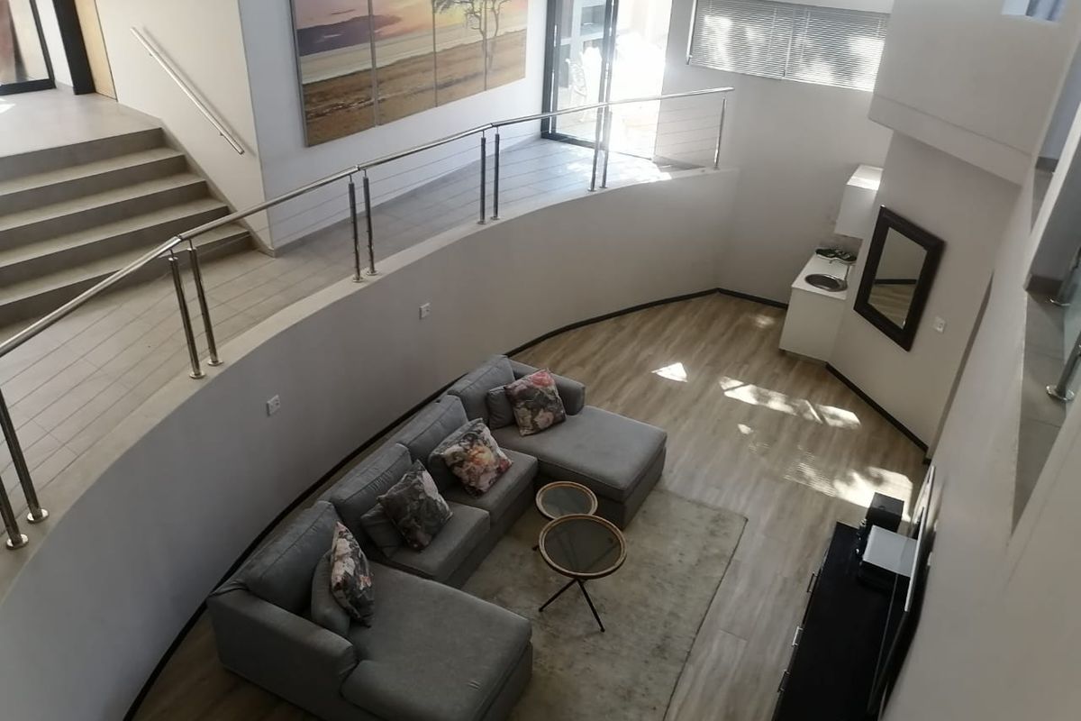 Modern Hillside Luxury with Panoramic Views in Erospark, Windhoek - Photo 5