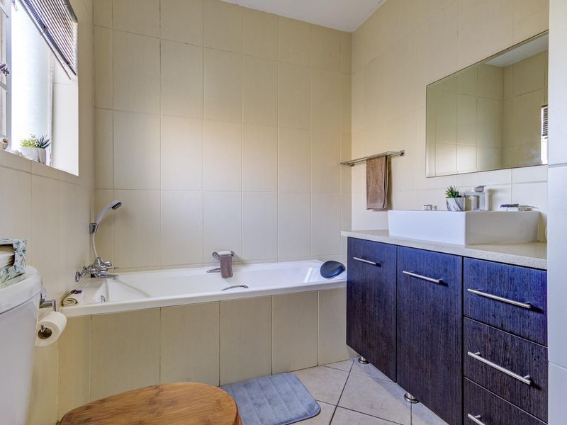 PICTURE PERFECT GROUND FLOOR TOWNHOUSE with 2 STOREROOMS - Photo 8