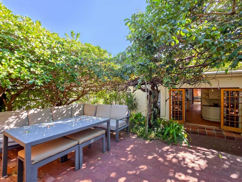 Grand old dame with pool and views - Photo 2