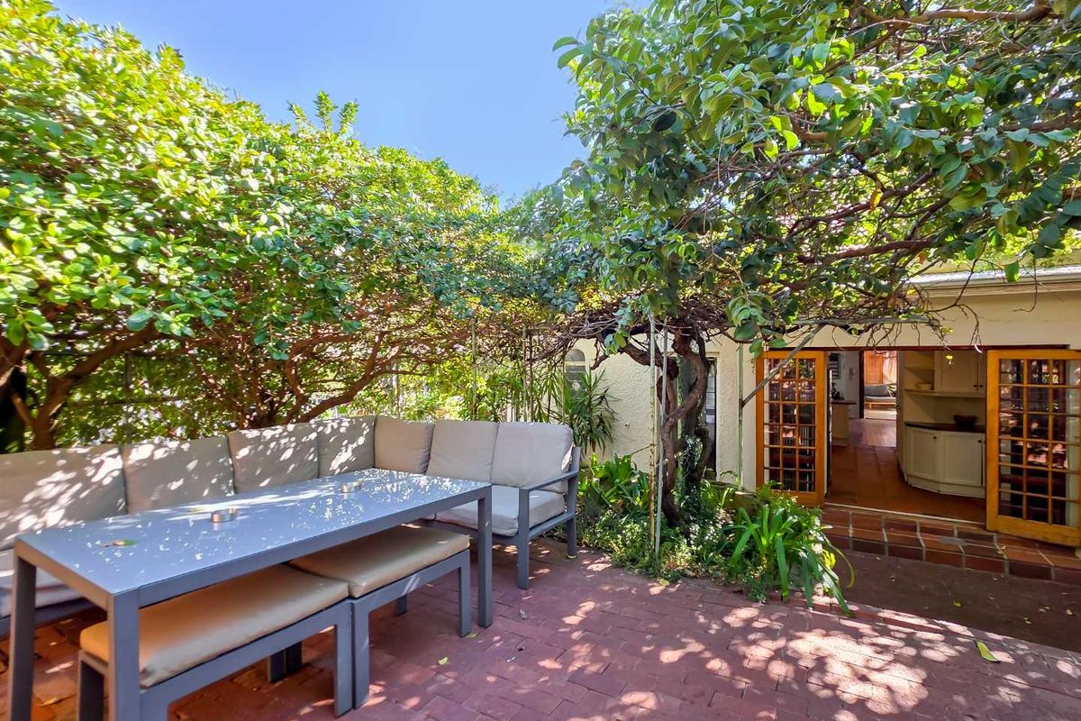 Grand old dame with pool and views - Photo 2