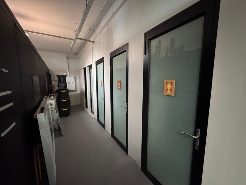 A well-maintained industrial property offering practical workspace and a professional setting - Photo 7