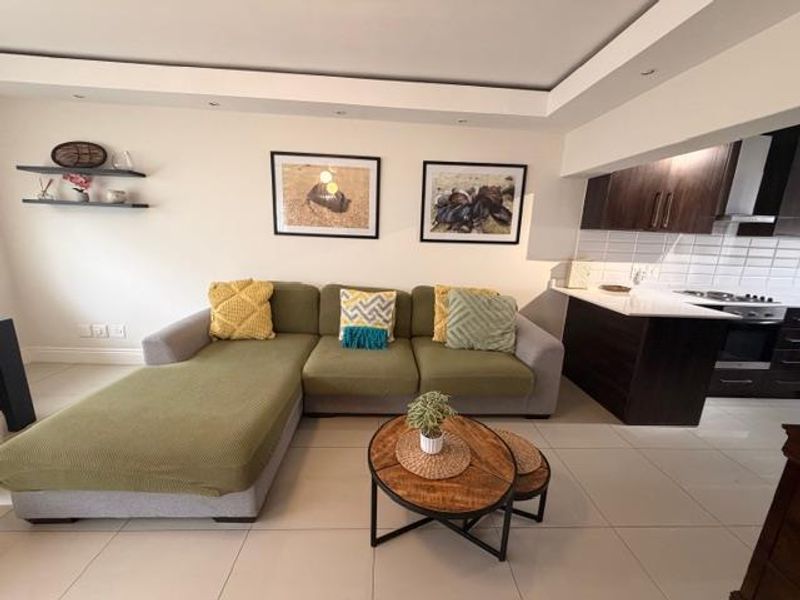 Spacious 2 bedroom apartment with enclosed balcony parking, Wi fi ready - Photo 5