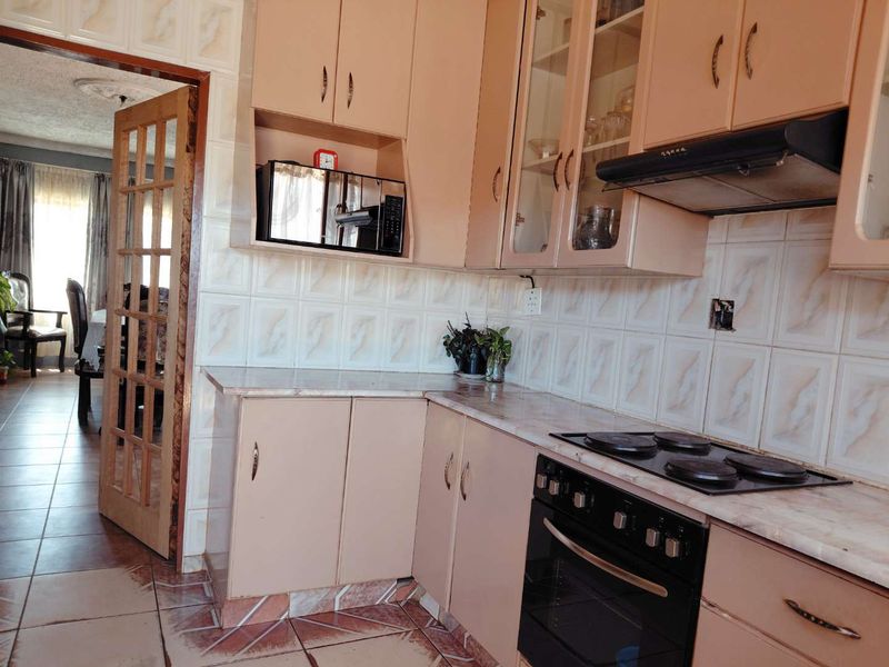 Double Stand Property with Extra Rooms for Rental Income! - Photo 2