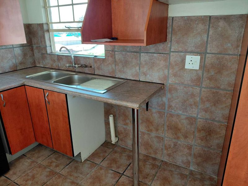 Newly renovated 1st floor unit - Photo 3