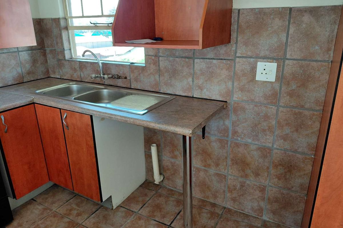 Newly renovated 1st floor unit - Photo 3