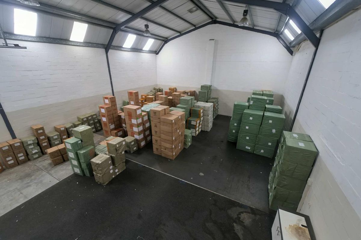 Secure double volume warehouse/offices to let - Montague Gardens - Photo 4
