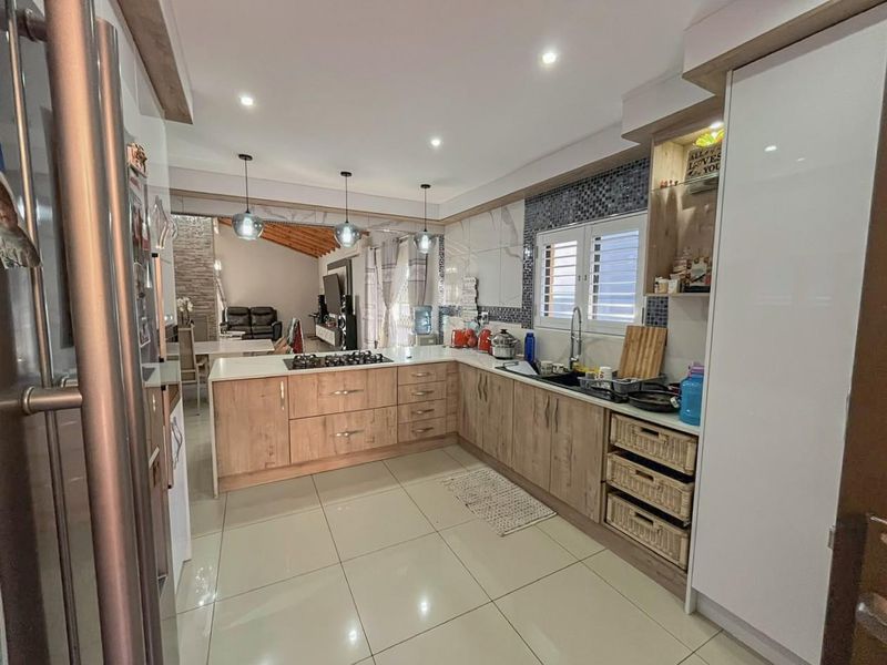 Magnificent home in Upper Glen Hills! - Photo 9