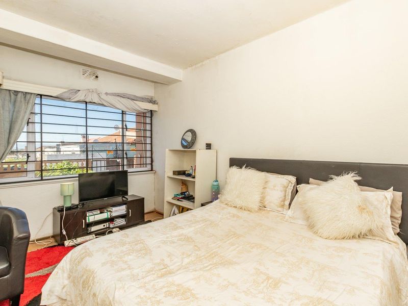 Lovely mountain views in a Central Location. - Photo 5