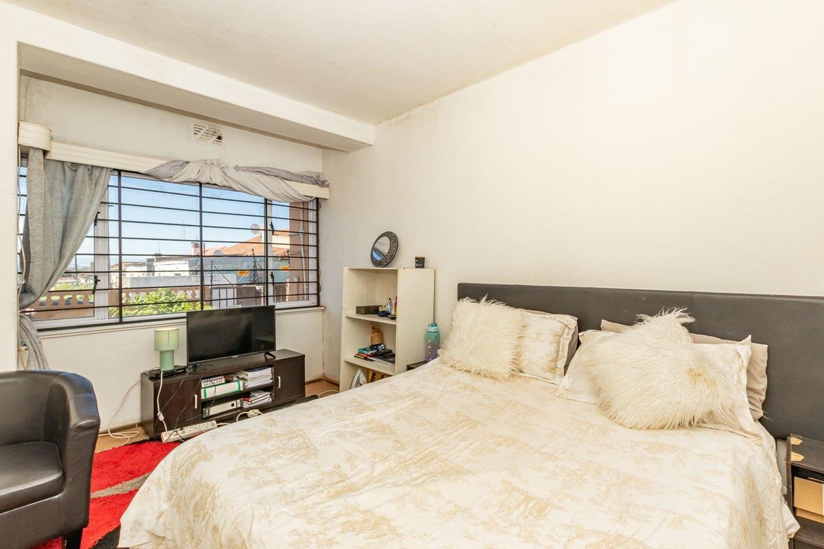 Lovely mountain views in a Central Location. - Photo 5