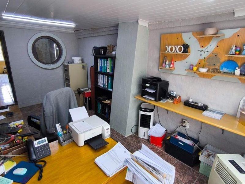 Expansive 4-Bedroom Family Haven with Premier Entertaining Spaces - Photo 9