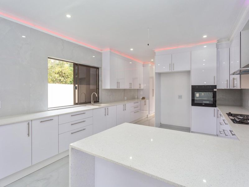 A Luxurious 5 Bed Home for Sale in Thorn Fields Estate - Photo 4