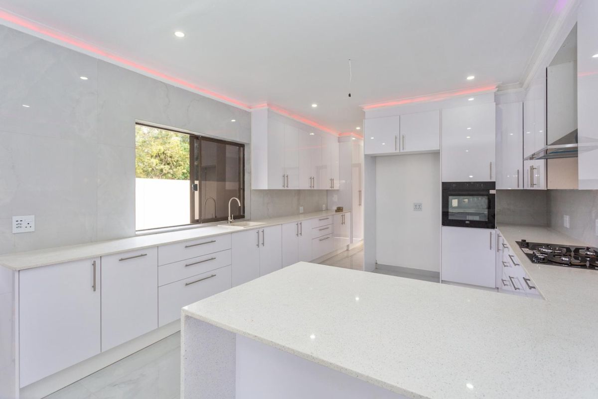 A Luxurious 5 Bed Home for Sale in Thorn Fields Estate - Photo 4