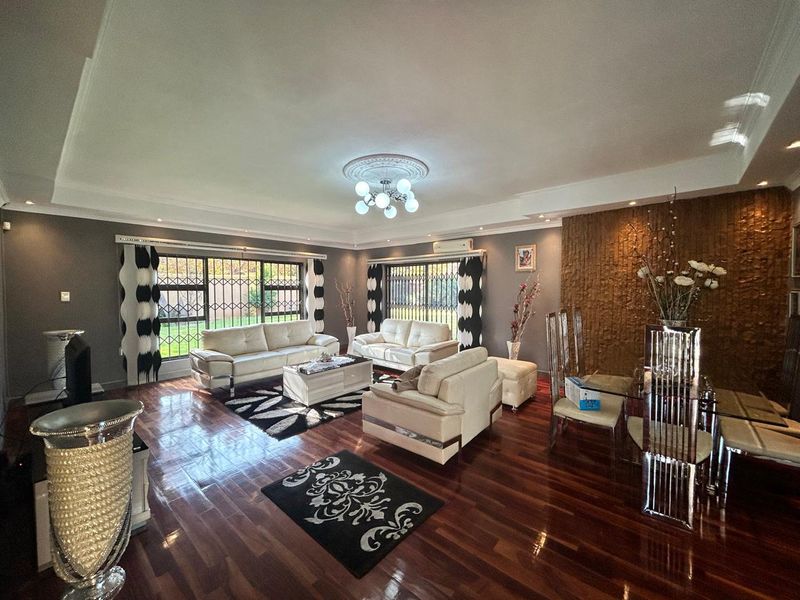 Beautiful Modern Home - Photo 2