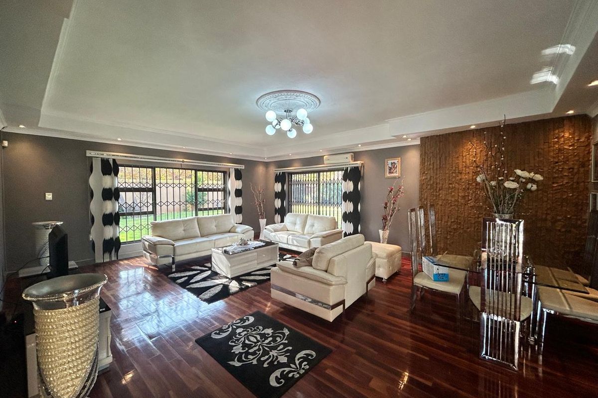 Beautiful Modern Home - Photo 2
