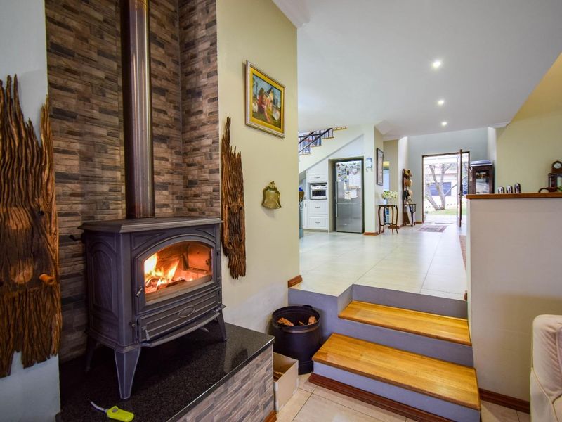 Unique and Bespoke Home with uninterrupted views. - Photo 10