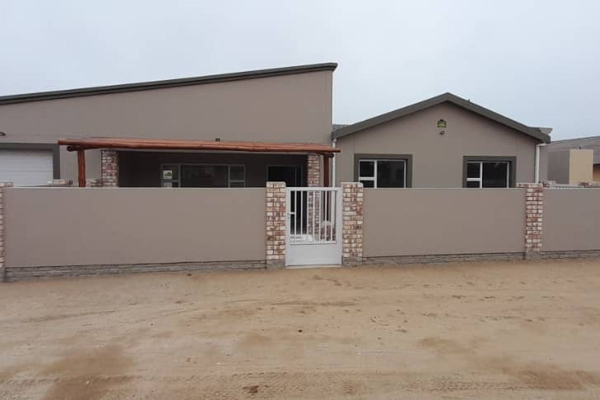 NEWLY RENOVATED FAMILY HOUSE IN A VERY QUIET  CUL DE SAC - Photo 2