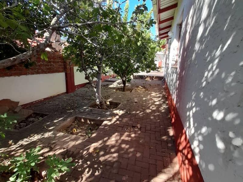 For Sale - 720sqm. Luxury Hill, Khomasdal. - Photo 4