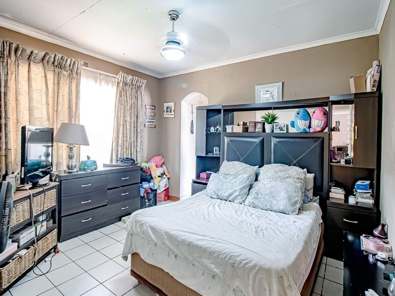 Spacious Home with a flatlet and pool. - Photo 9