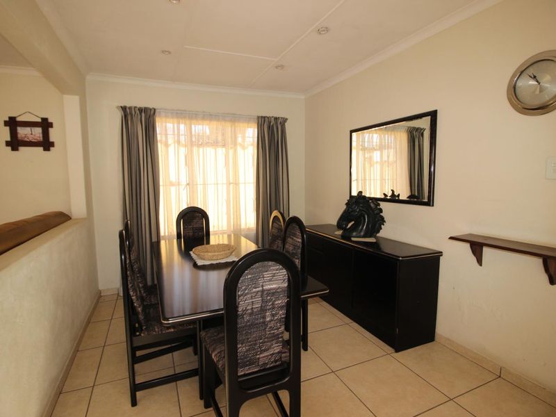 Welcome to this stunning and spacious double-story home, perfect for luxurious and comfortable living. - Photo 8