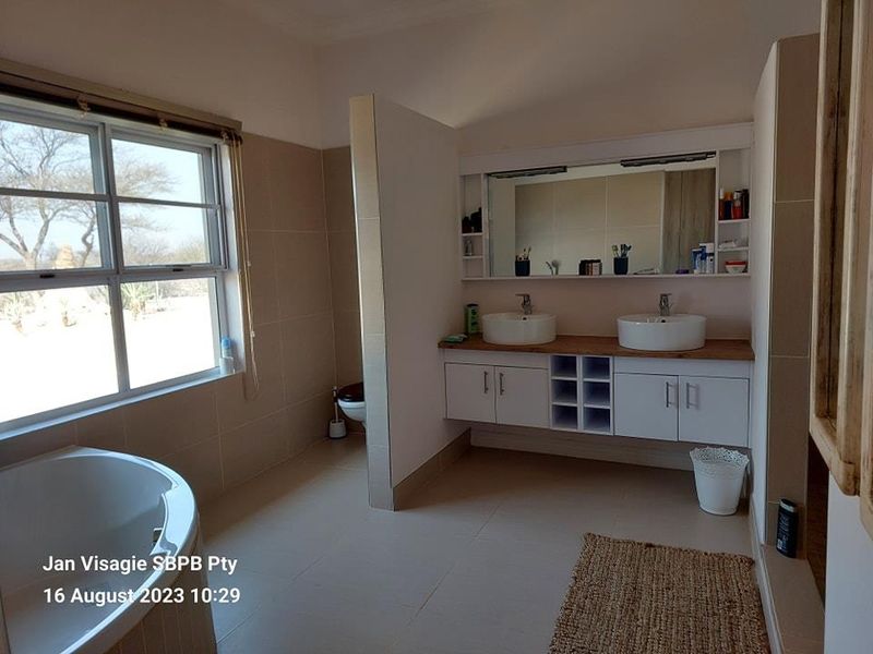 FOR SALE - Plot with Luxurious House in Omaruru Wildlife Estate - Photo 7