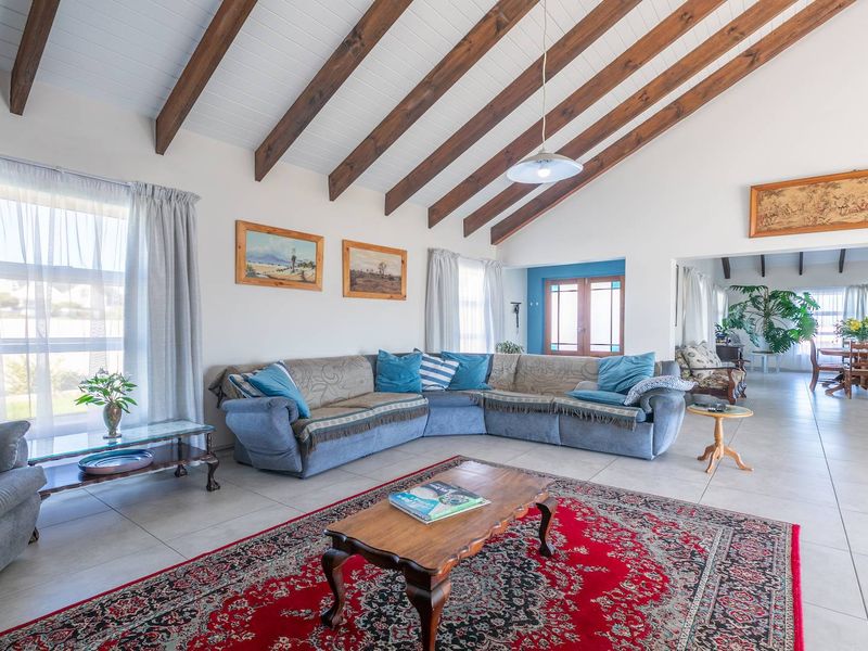 4 Bedroom Coastal Living - Photo 6