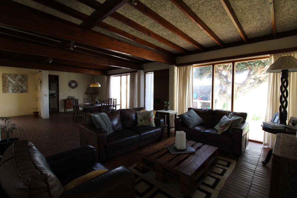 Family home in sought after area - Photo 3