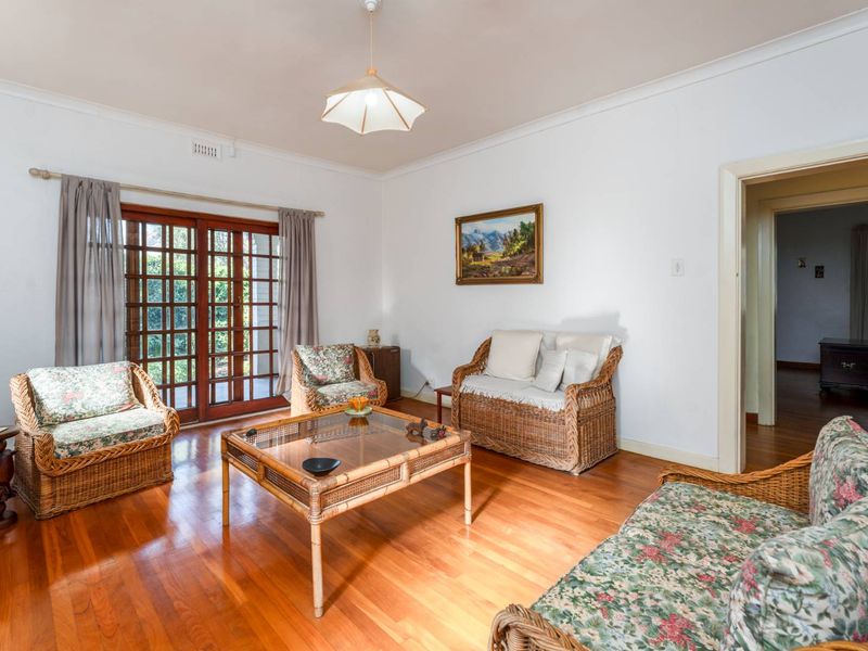 Charming Family Home Nestled Among Oak Trees in the Heart of Plumstead - Photo 4