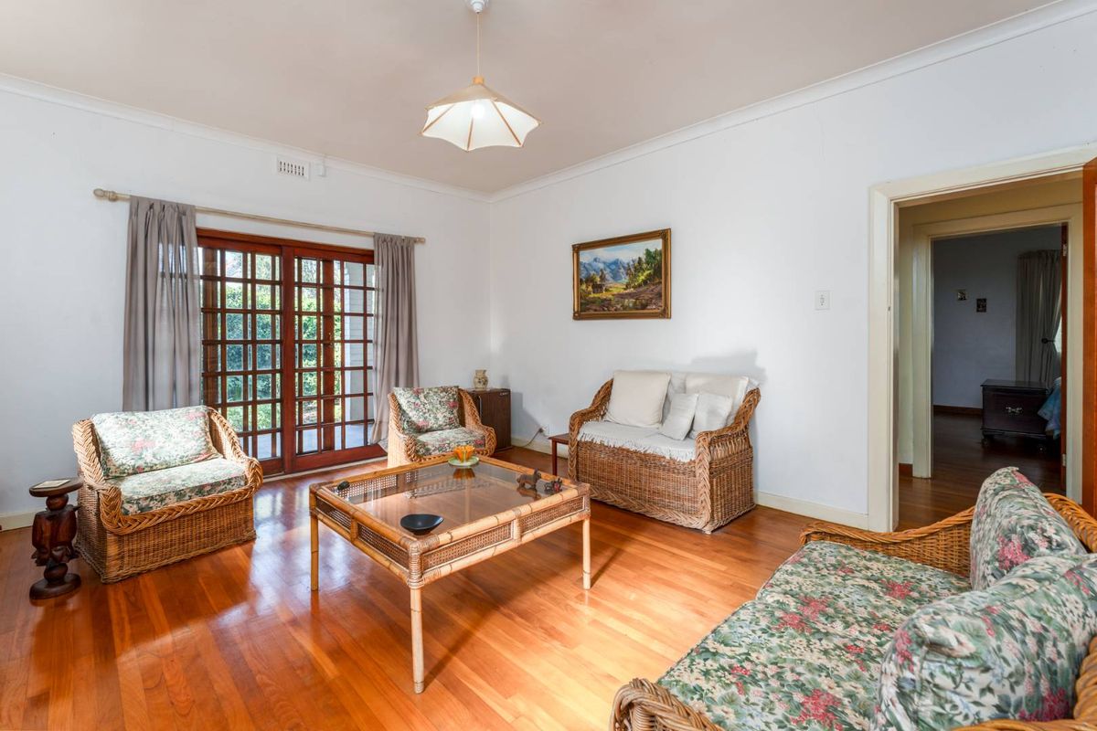 Charming Family Home Nestled Among Oak Trees in the Heart of Plumstead - Photo 4