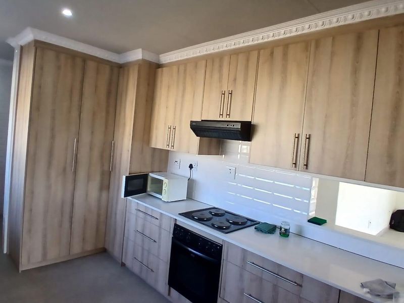4 Bedroom family home to rent in Pellissier - Photo 6