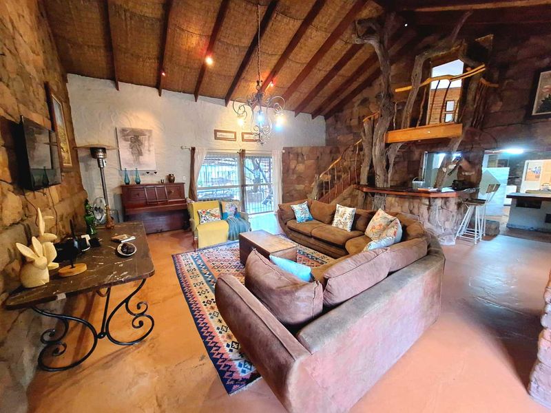 Dual-Living: Spacious 5-Bedroom House with Pool and Privacy - Photo 3
