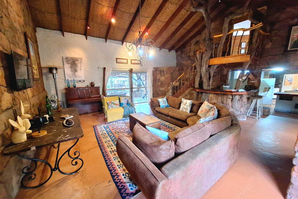 Dual-Living: Spacious 5-Bedroom House with Pool and Privacy - Photo 3