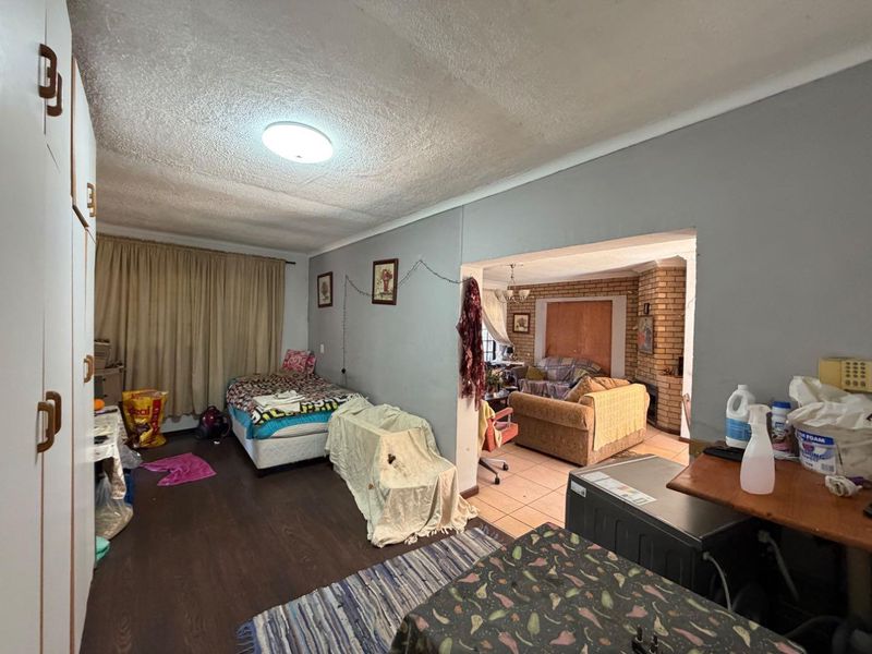 SPACIOUS FAMILY HOME OR INCOME GENERATING OPPORTUNITY! - Photo 9
