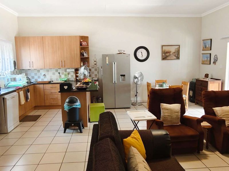 Pristine Modern Retreat in the Heart of the Bushveld - Photo 8