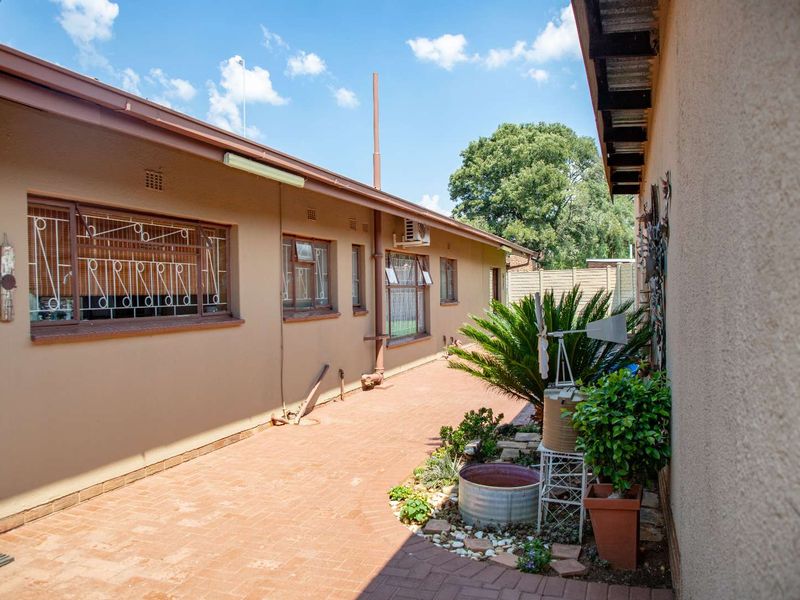 A True Deneysville Gem – Exceptional Value. Stunning 4-bedroom family home offers luxury, security, and convenience in the heart of Deneysville. - Photo 6