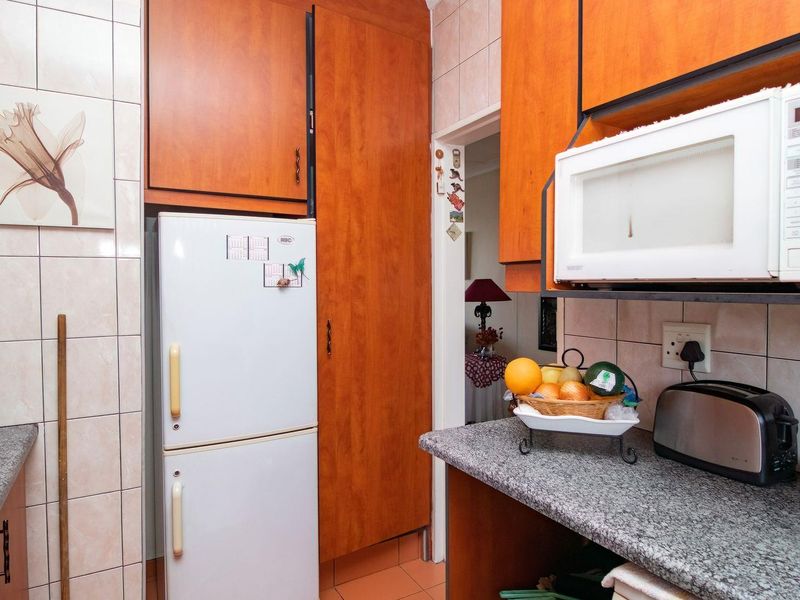 Charming First-Floor Apartment with Private Balcony & Garage! - Photo 5