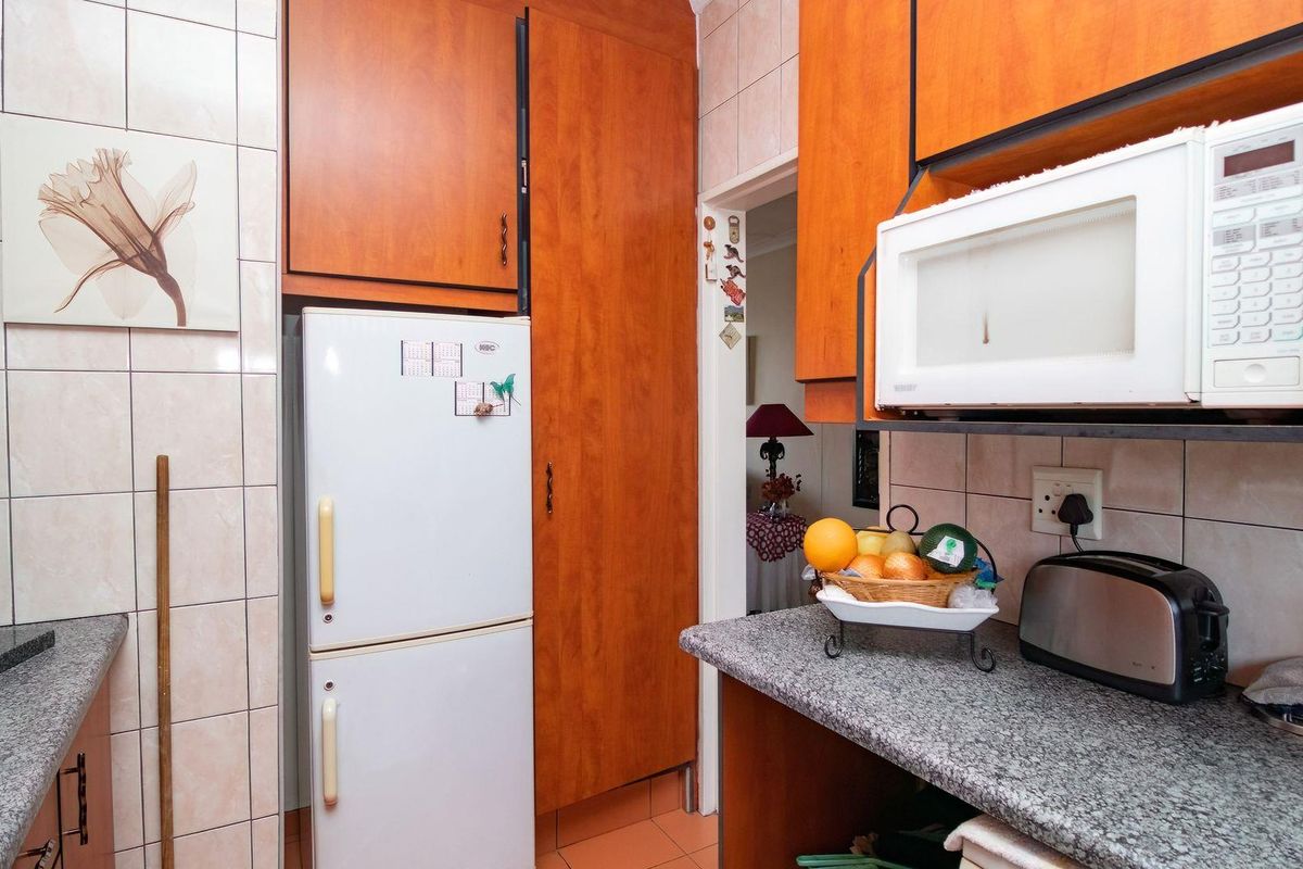 Charming First-Floor Apartment with Private Balcony & Garage! - Photo 5