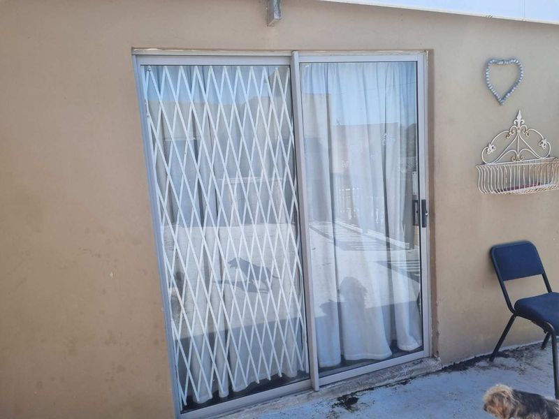 Family home with a small flatlet and pool - Photo 9