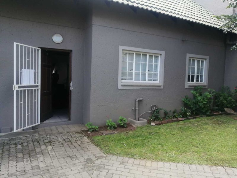 Secure duplex in upmarket suburb! - Photo 3