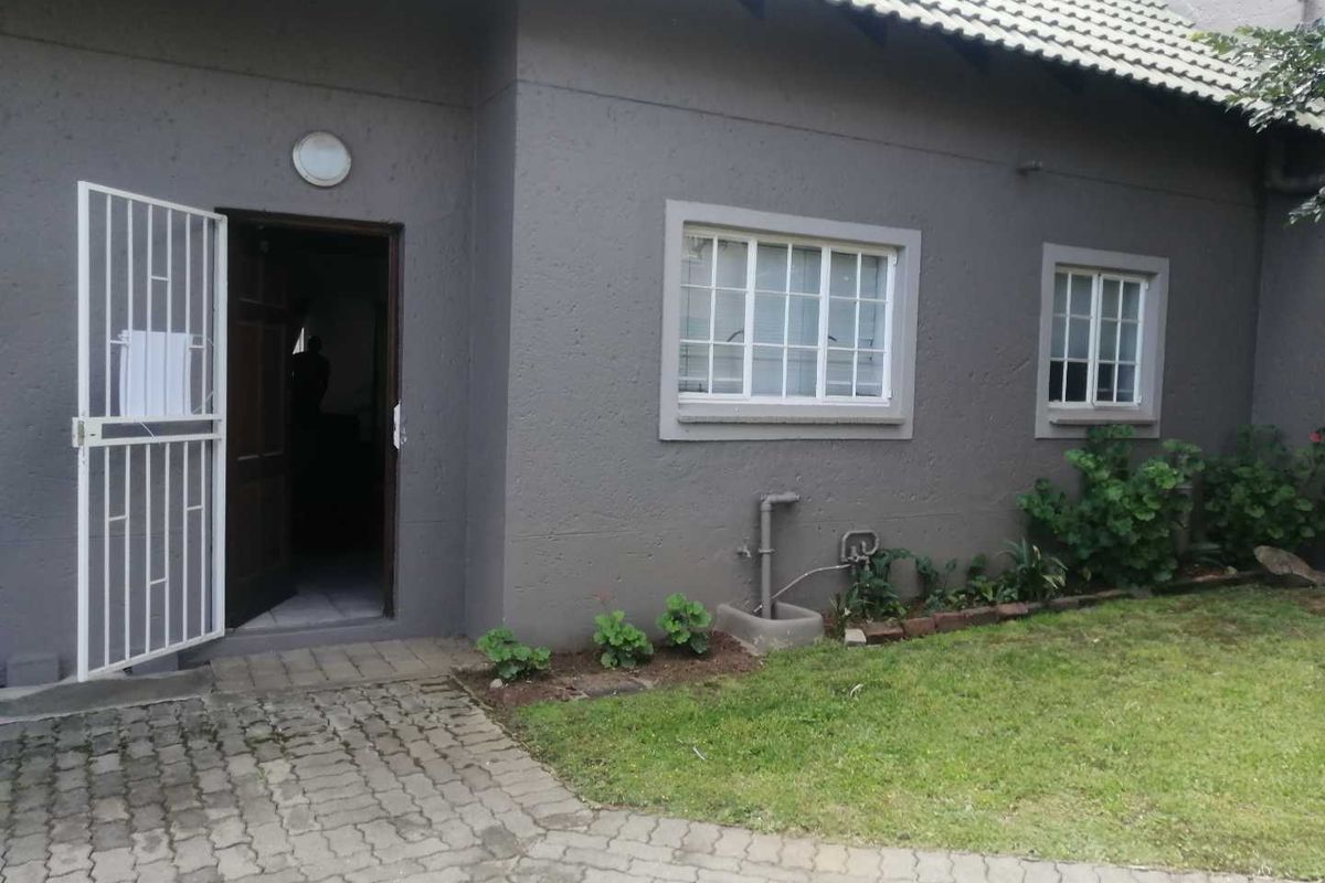 Secure duplex in upmarket suburb! - Photo 3