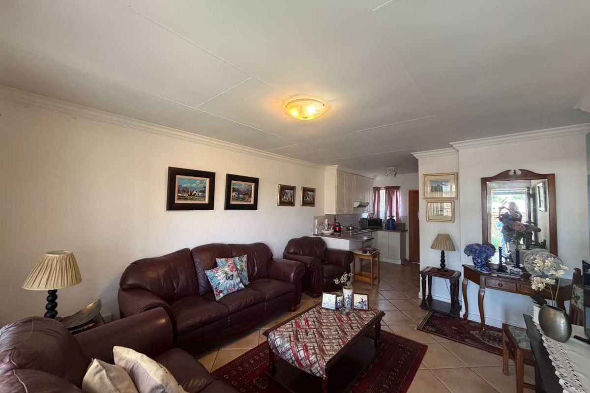 Tranquil Oasis: Lovely 2-Bedroom Townhouse with a patio and pretty garden! - Photo 3